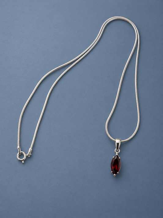 Schmuckset aus 925er und 950er Silber mit roten Zirkonia