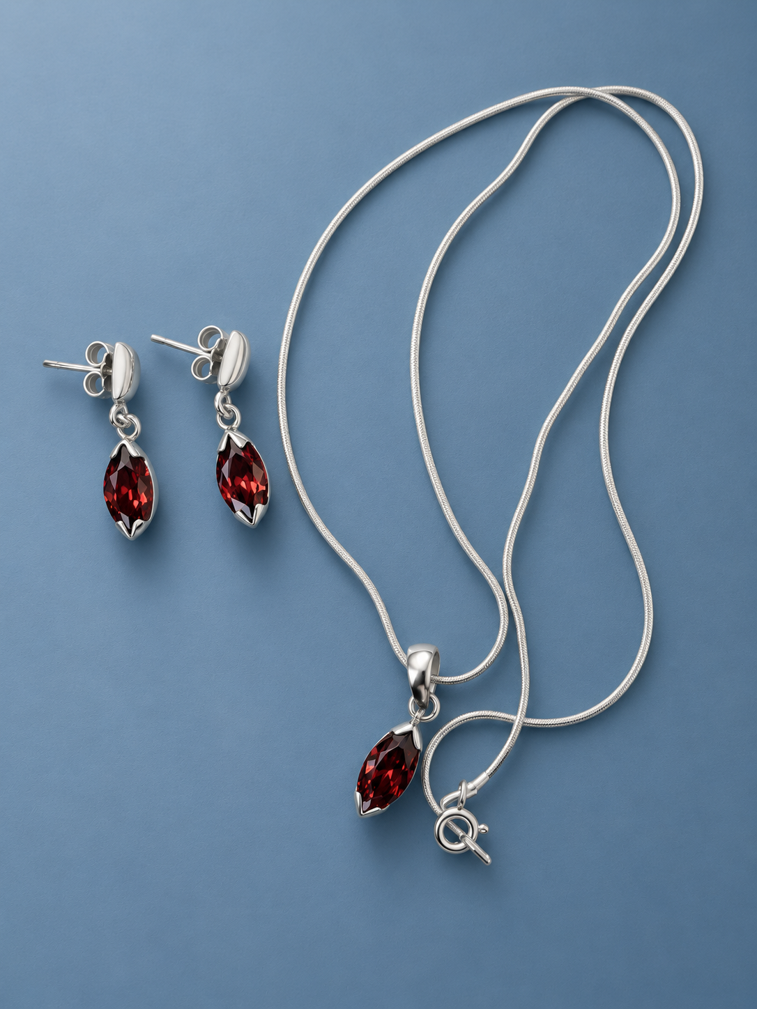 Schmuckset aus 925er und 950er Silber mit roten Zirkonia