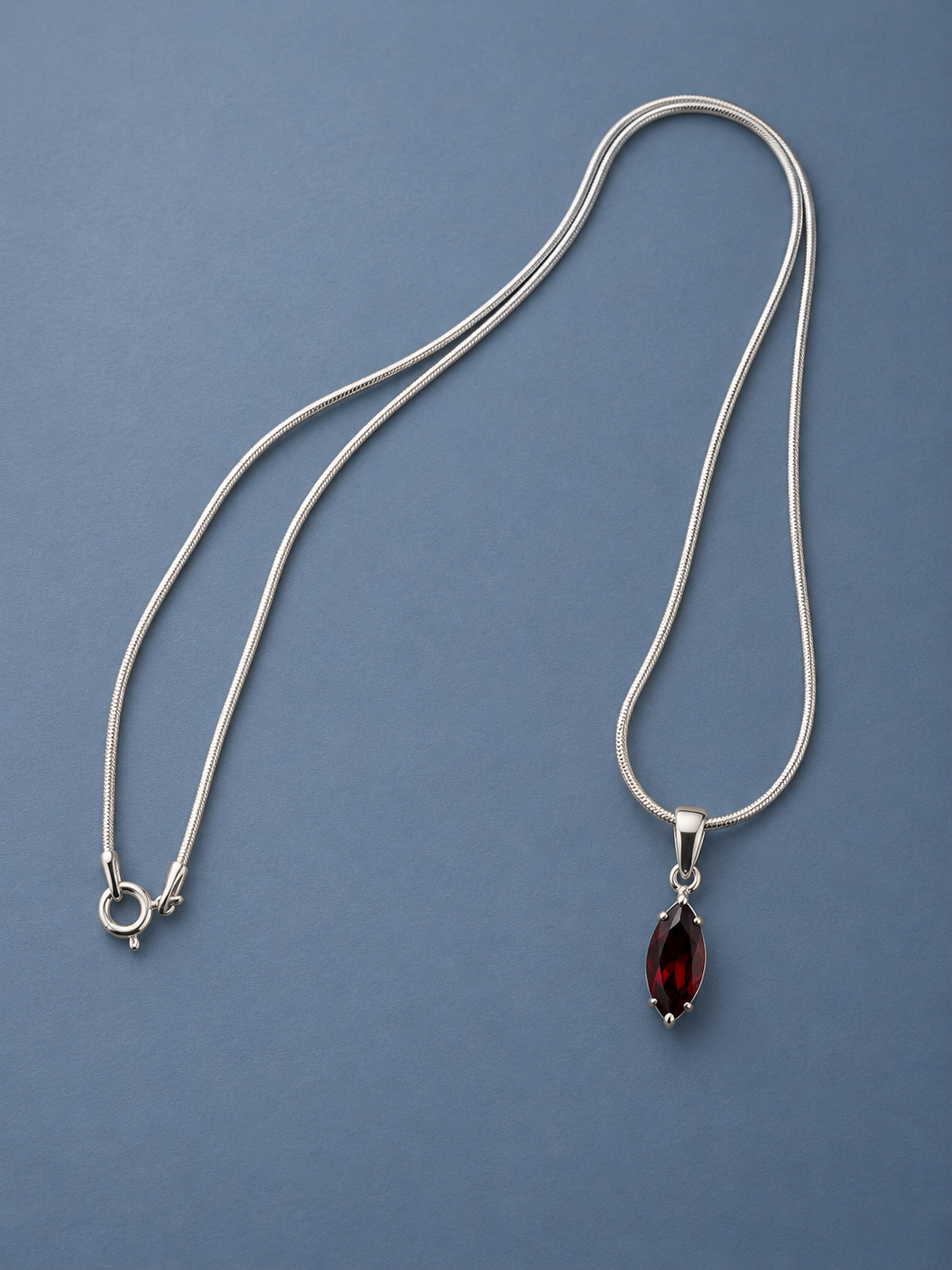 Schmuckset aus 925er und 950er Silber mit roten Zirkonia
