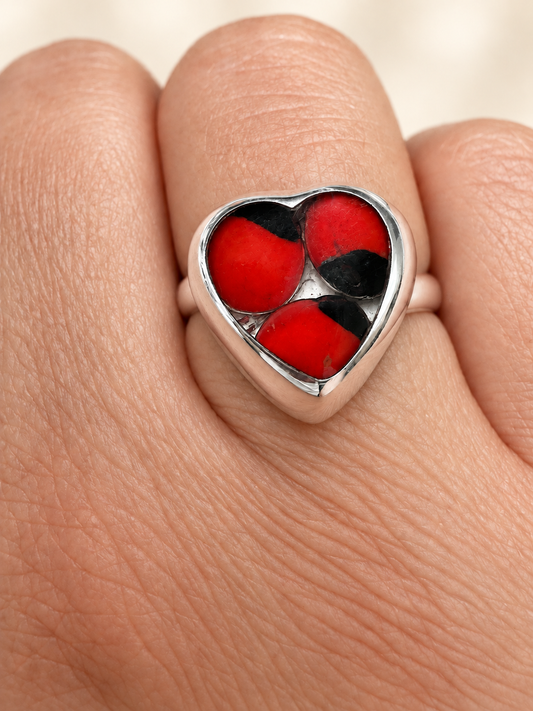 Größenverstellbarer Ring aus 950er Silber mit rot-schwarzer Einlage